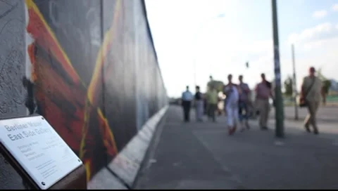 East Side Gallery - remnants of the Berlin Wall in Friedrichshain in Berlin Vídeo Stock 8508188