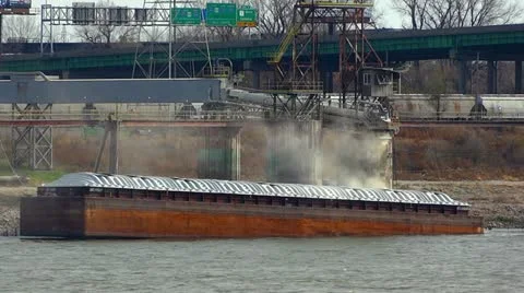 East St Louis Barge Loading 1 HD with Dust, Train and Interstate Traffic Vidéo 12631549