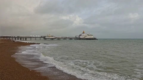 Eastbourne in winter - waves breaking on beach with pier in background Stock-Footage 228838308