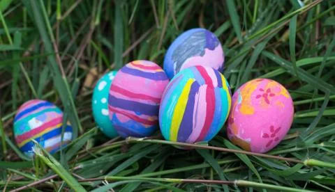 EastEaster eggs in Green Grass. Selective focus. Foto stock