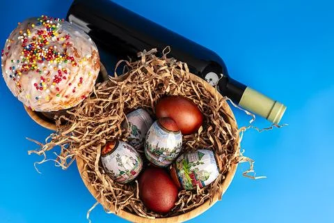 Easter and eggs background. Background. Easter cake with eggs and wine. Easte Stock-Fotos
