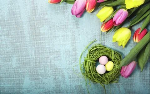 Easter and spring background with tulips and eggs. Foto stock