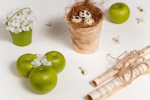 Easter and spring concept. Quail eggs, cherry blossom in green bucket Foto stock