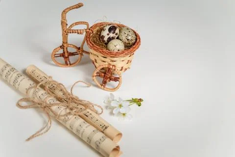 Easter and spring concept. Wicker decorative bicycle with quail eggs nest Foto stock