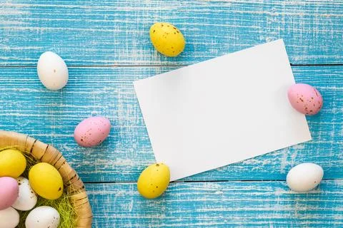 Easter background with chocolate eggs and a blank paper, flat lay, copy space. Foto stock