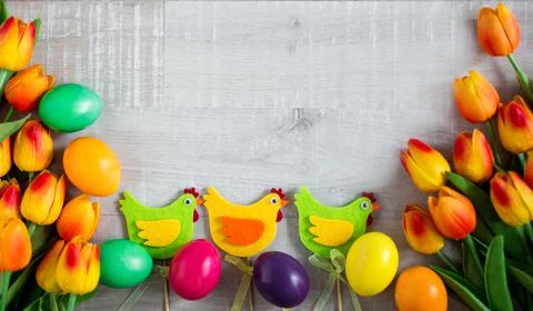 Easter background - close up of colorful eggs, decorative chicks and tulips o Foto stock