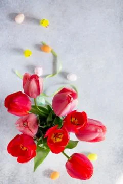 Easter background. Colorful background of Easter with tulips, colored eggs. Foto stock