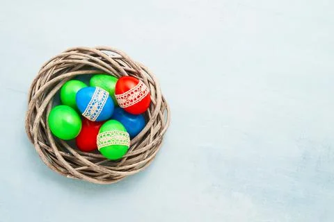 Easter background. Colorful Easter eggs decorated with lace in wreath on ligh Stock-Fotos