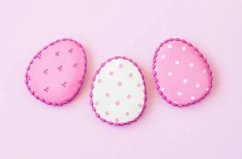Easter background concept. Polka dot easter egg cookies on a pink background. Foto stock