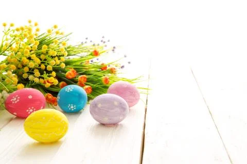 Easter background with decorative Easter eggs and wild flowers. Stock-Fotos