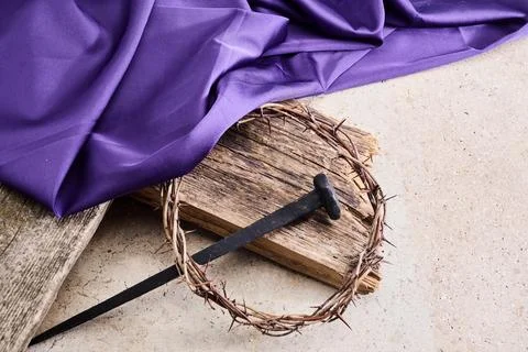 Easter background depicting the crucifixion with a rustic wooden cross, cro.. Foto stock