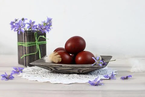 Easter background: Easter composition with eggs and blue flowers on a blue .. Stock Photos