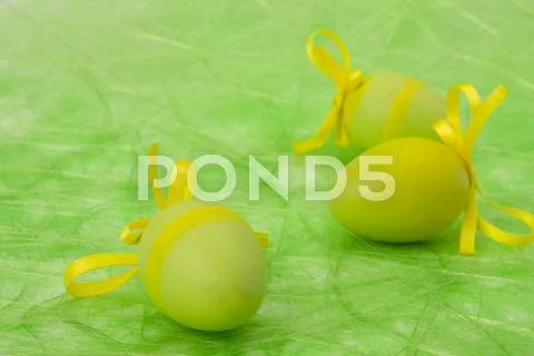 Easter background. easter eggs and flowers. Stock-Fotos