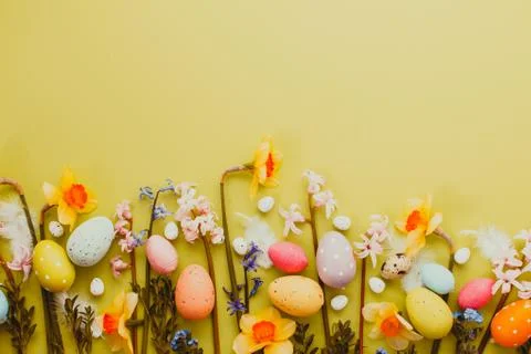 Easter background with Easter eggs and spring flowers Stock Photos