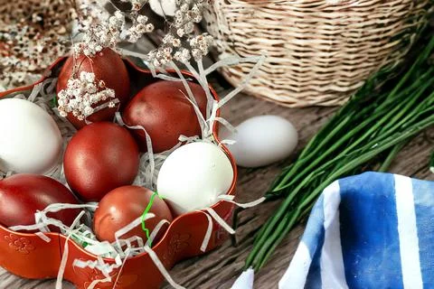 Easter background with Easter eggs and spring flowers. Top view with copy s.. Foto stock