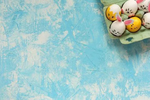Easter background, Easter eggs painted as chicks and rabbits on blue background. Foto stock