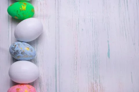 Easter background. Easter multi-colored eggs with a side of a white wooden ba Foto stock
