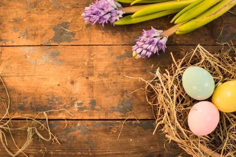 Easter background with eggs and flowers Foto stock