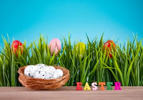 Easter background with eggs and green grass Foto stock