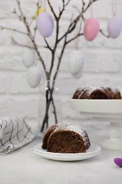Easter background with eggs and spring branches. Happy Easter. Table settin.. Foto stock