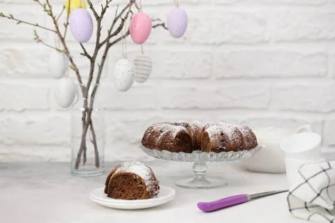 Easter background with eggs and spring branches. Happy Easter. Table settin.. Foto stock