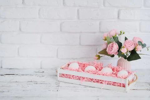 Easter background with eggs in basket and spring flowers in vase 스톡 사진