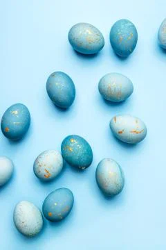 Easter background of eggs painted in blue color. Foto stock