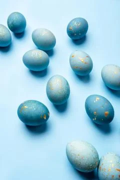 Easter background of eggs painted in blue color. Foto stock