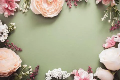 Easter background frame with flower composition on green board. Festive frame Stock-Fotos