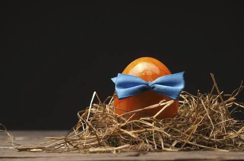Easter background on an old rustic wooden table Foto stock