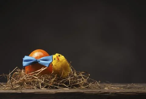 Easter background on an old rustic wooden table Foto stock