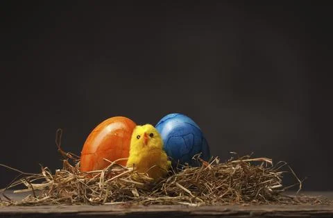 Easter background on an old rustic wooden table Stockfoto's