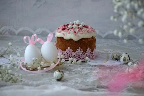 Easter background or postcard. white easter eggs with pink bunny ears in a ne Foto stock