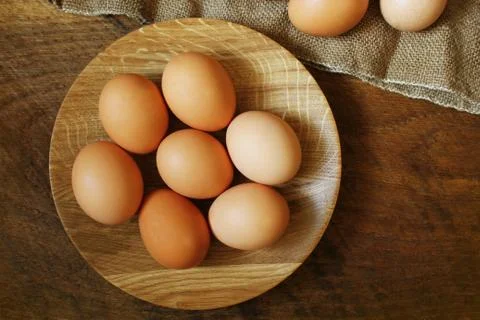 Easter background. Rustic wooden table with plate, egg, jute bag . Top view Foto stock