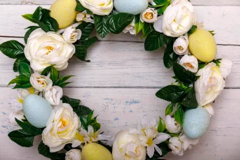 Easter background with spring easter eggs and flowers, wreath on door Foto stock