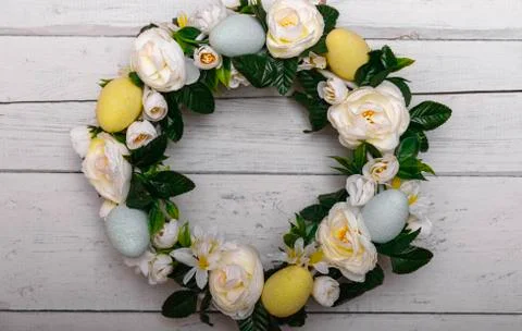 Easter background with spring easter eggs and flowers, wreath on door Foto stock