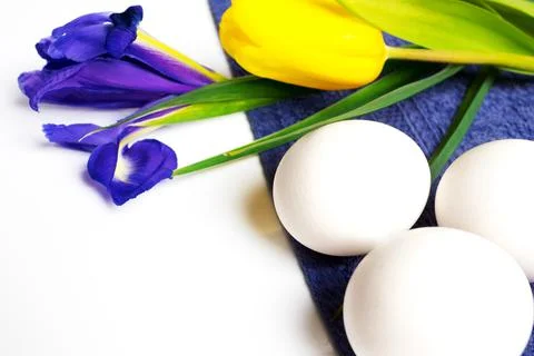 Easter background with white eggs and spring flowers Stock Photos