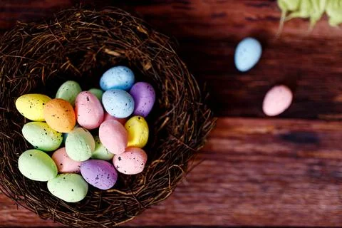 Easter background with yellow chicks and eggs. Easter holidays. Foto stock
