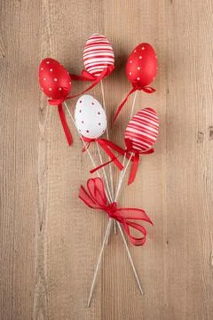 Easter background.Easter eggs on a wooden background 스톡 사진