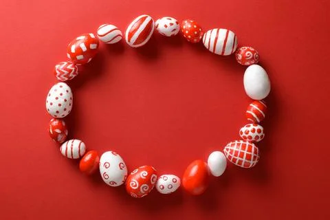 Easter backgrounds with a frame of Easter red and white eggs on a bright red  Foto stock