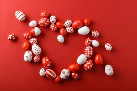 Easter backgrounds with a heart frame of Easter red and white eggs on a bright Foto stock