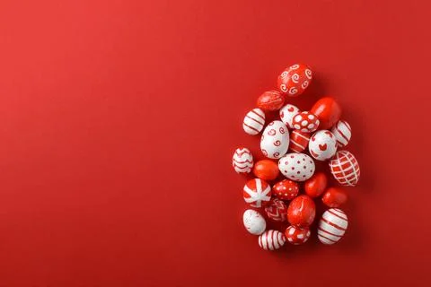 Easter backgrounds with a large egg of Easter red and white eggs on a bright red Foto stock