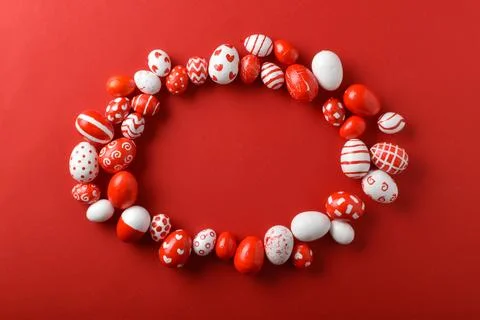 Easter backgrounds with an oval frame of Easter red and white eggs on a bright 库存照片