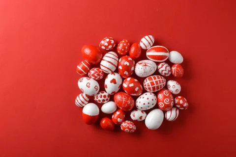 Easter backgrounds with a rectangle of Easter red and white eggs on a bright red Foto stock