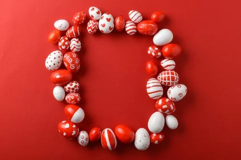 Easter backgrounds with a rectangular frame of Easter red and white eggs on a 스톡 사진