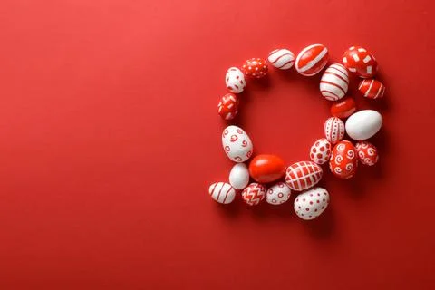 Easter backgrounds with a round frame of Easter red and white eggs on a brigh Stock Photos