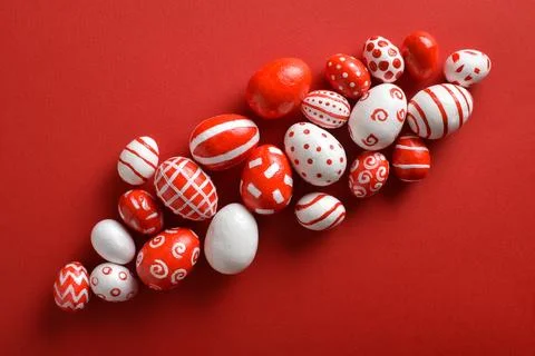 Easter backgrounds, scattered Easter red and white eggs on a bright red bac.. Stock Photos