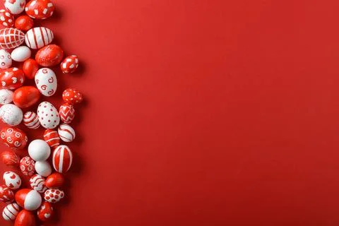 Easter backgrounds, scattered Easter red and white eggs on a bright red Foto stock