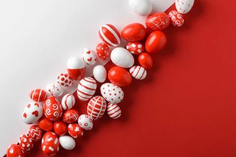 Easter backgrounds, a strip of Easter red and white eggs on a white-red Foto stock