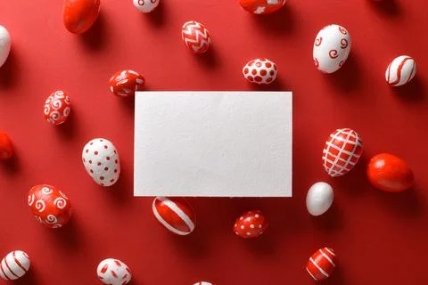 Easter banner with a blank sheet of paper and Easter red and white eggs on .. Foto stock